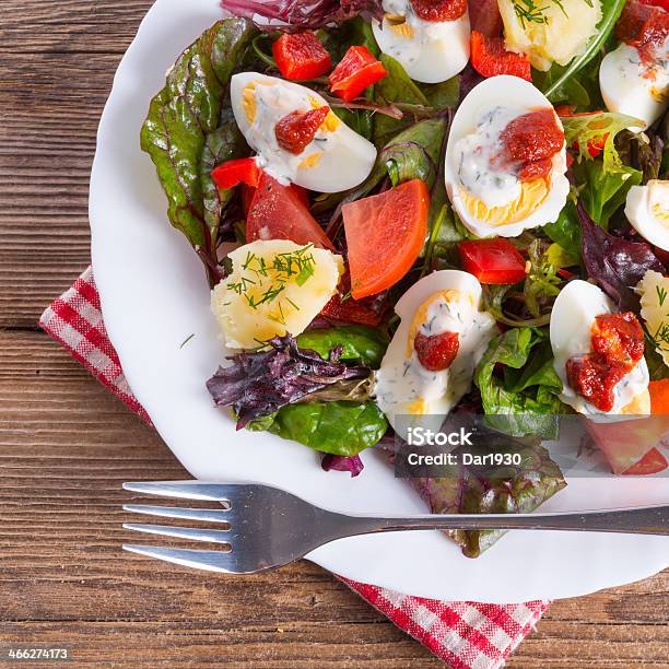 Salada Com Ovo Cozido - Fotografias de stock e mais imagens de Acompanhamento - Acompanhamento, Alface, Alimentação Saudável