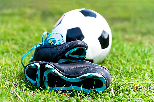 サッカーボールと靴の芝生 - soccer field dirty soccer outdoors ストックフォトと画像