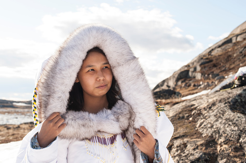 Inuit mujer en la Tundra de isla de Baffin, Nunavut, Canadá. photo