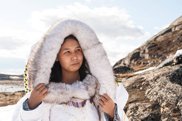 эскимос женщина на малый из баффинова земля, квебек, канада. - inuit culture стоковые фото и изображения