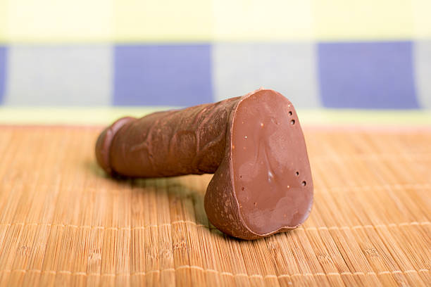 Imagen de Pene de Chocolate en una forma realista. Culinario de broma  Fotografía de Stock