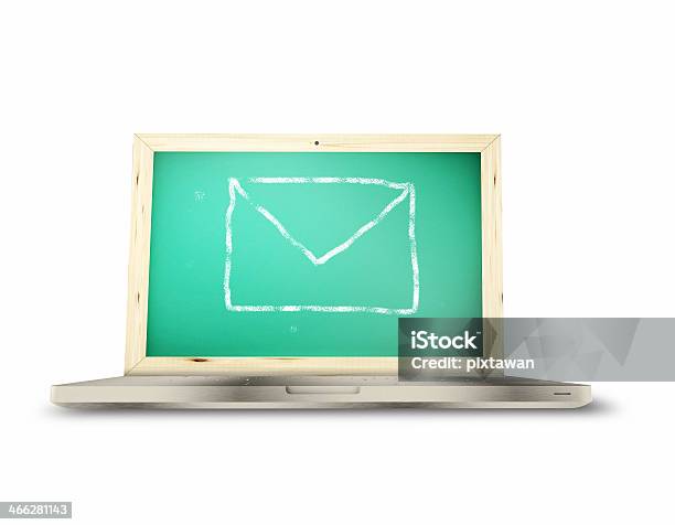 Email Con Il Computer Portatile Su Sfondo Bianco - Fotografie stock e altre immagini di Blocco per appunti - Blocco per appunti, Competizione, Composizione orizzontale