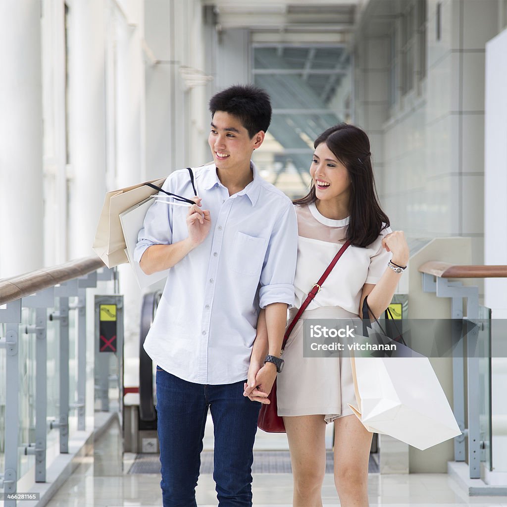 Jeune couple shopping - Photo de Commerce libre de droits