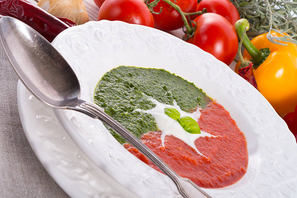 szpinak pomidor-zupa krem - tomato sauce tomato spinach soup zdjęcia i obrazy z banku zdjęć