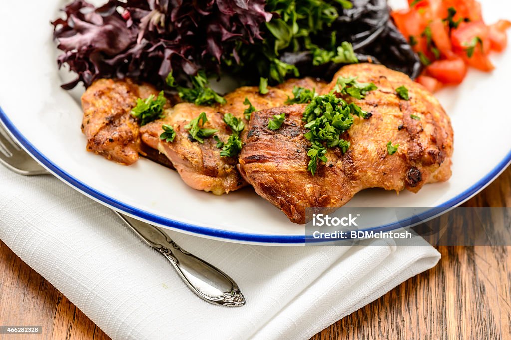 Cuisses de poulet et salades - Photo de Cuisse - Jambe humaine libre de droits