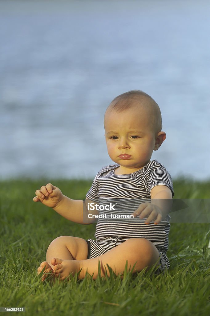 Europea de bebé sentado en la hierba - 10 meses de edad - Foto de stock de 0-11 meses libre de derechos