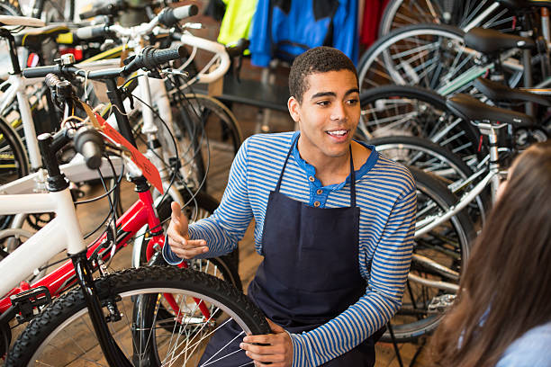 велосипед продавец-консультант - part time job sales clerk retail occupation store стоковые фото и изображения