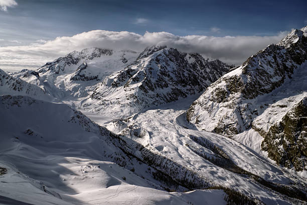 mountain na parede - mont blanc ski slope european alps mountain range - fotografias e filmes do acervo