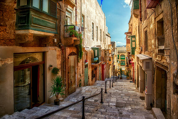 street of valletta town - maltese eilanden stockfoto's en -beelden