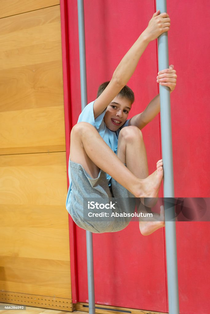 Happy Boy Climbing, montaje sobre polos, gimnasio escolar - Foto de stock de 10-11 años libre de derechos