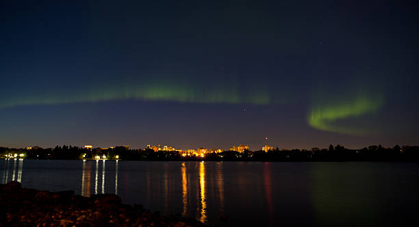 northern lights на центр города в саскачеван реджина - wascana lake стоковые фото и изображения