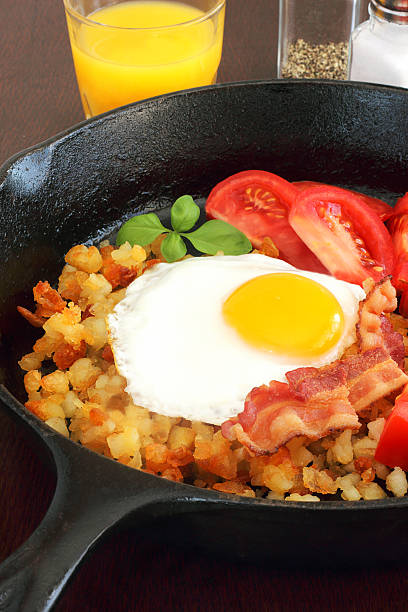œufs et pommes de terre rissolées petit déjeuner skillet - hash brown gold food vegetable photos et images de collection