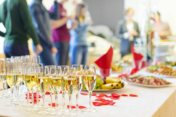 i banchetti degli eventi. champagne sul tavolo. - champagne wedding luxury dinner foto e immagini stock