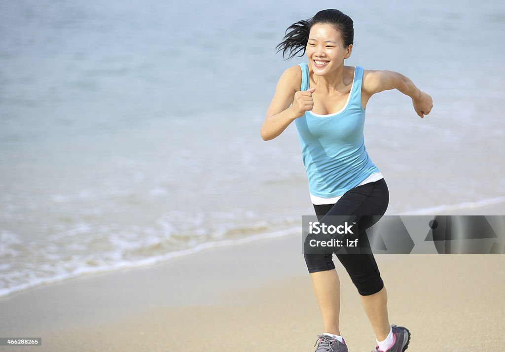Mujer sana corriendo en la playa - Foto de stock de Actividad libre de derechos