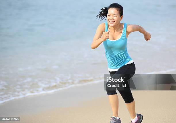 Mujer Sana Corriendo En La Playa Foto de stock y más banco de imágenes de Actividad - Actividad, Adolescente, Adulto