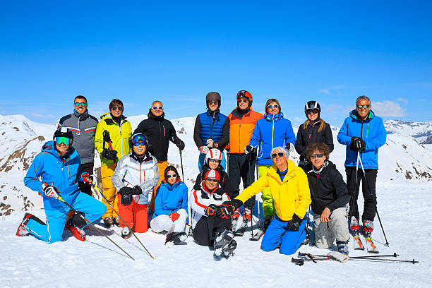 clube de escola de esqui de esqui, viagens colorido grupo de neve esquiadores - ski skiing european alps resting imagens e fotografias de stock