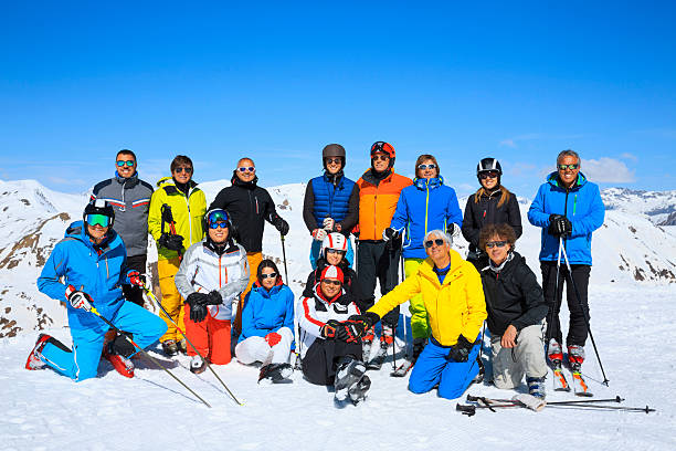 лыжный клуб школа на лыжах поездок красочные группа снег лыжников - ski skiing european alps resting стоковые фото и изображения