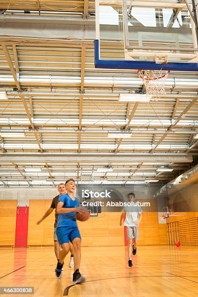 Padre Y Dos Niños Jugando Al Básquetbol Sportshall Europa Foto de stock y más banco de imágenes de Baloncesto