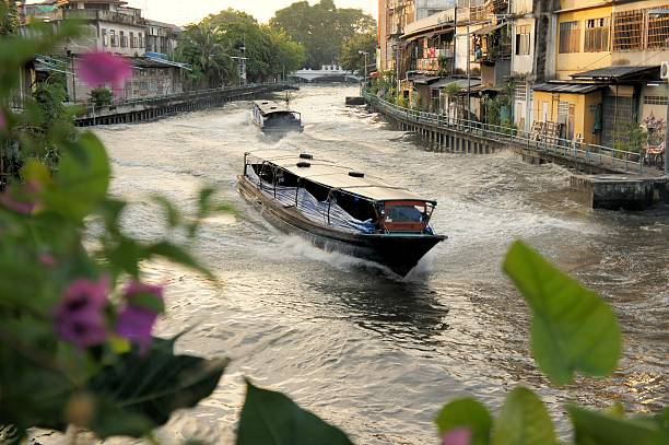 łódka przyspieszenie na san saep kanał w bangkok, tajlandia - bangkok thailand asia water taxi zdjęcia i obrazy z banku zdjęć