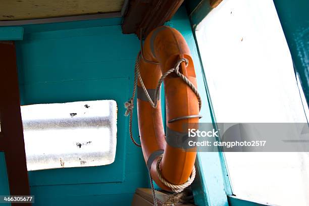 Bóia De Vida Associado À Paneled De Madeira Parede - Fotografias de stock e mais imagens de Ao Lado da Piscina - Ao Lado da Piscina, Boia - Equipamento Marítimo de Segurança, Boia de Salvação