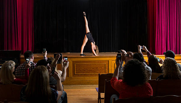 destinatari documentazione una giovane ballerina utilizzando dispositivi mobili. - ballet dancer ballet dancer the splits foto e immagini stock