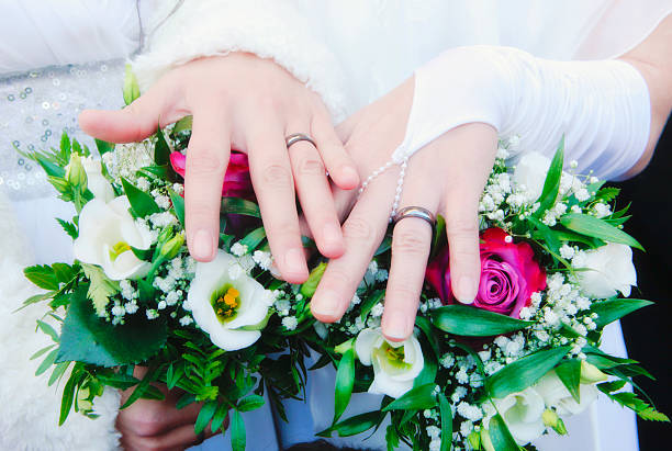 lesben-hochzeit-frisch verheiratet frauen zeigen ihre ringe - schwulenehe stock-fotos und bilder