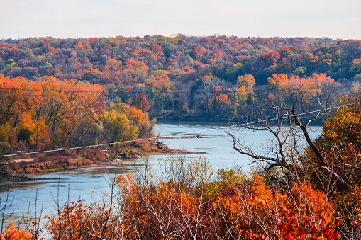 Los colores del otoño el río Missouri. photo