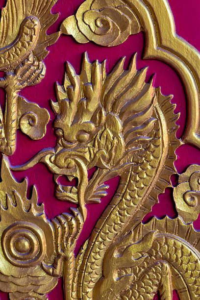 golden dragon head sur porte en bois rouge - asian culture dragon textile symbol photos et images de collection