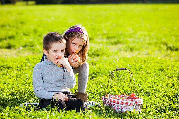 istock Kids eating fruits 466310868