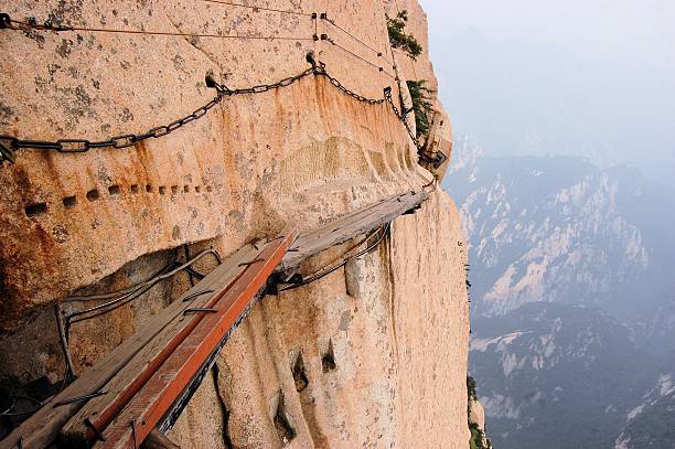 perigoso passarela no alto do sagrado mount hua shan, china - huangshan mountains - fotografias e filmes do acervo