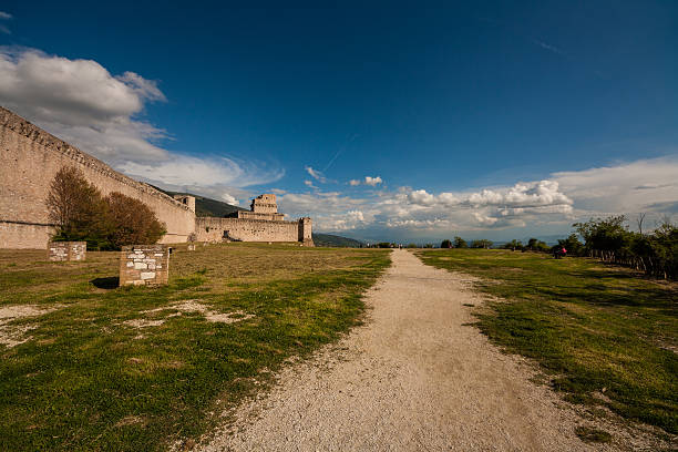 fortezza маджоре, ассизи, перуджа, умбрия, италия - parapetto стоковые фото и изображения