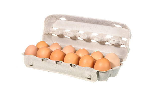 куриное яйцо в упаковке изолировать - dozen eggs food eggs horizontal стоковые фото и изображения