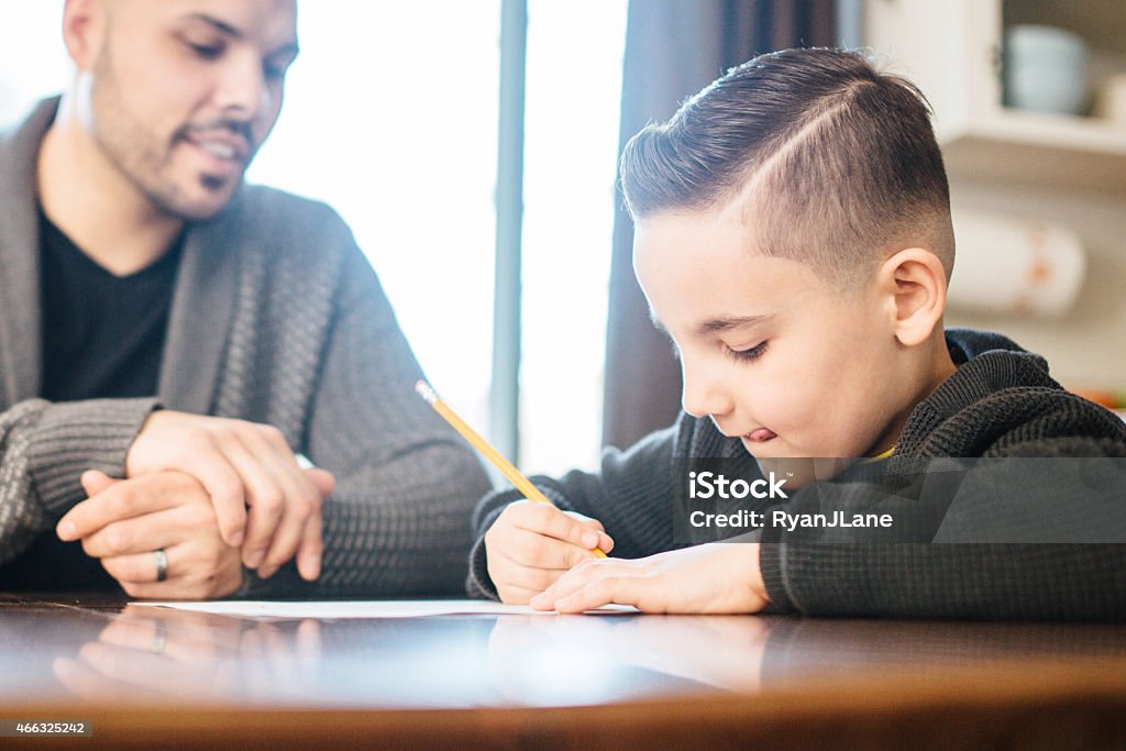 Vater und Sohn bei den Hausaufgaben helfen - Lizenzfrei 2015 Stock-Foto