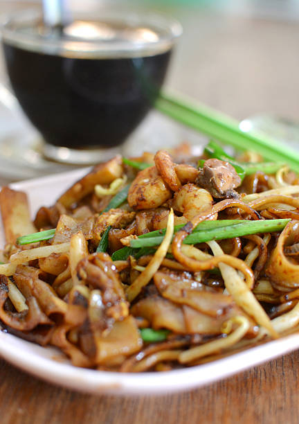 istock Fried Asian Noodles（Horfun) 466327446