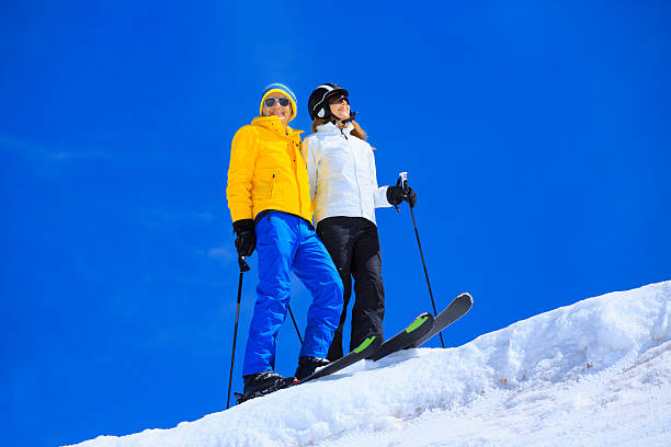 desporto de inverno casal de homens e mulheres neve esquiadores desfrutar de descanso - pair couple mid adult happiness imagens e fotografias de stock