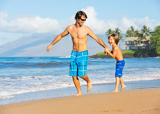 幸せな父と息子が一緒にビーチ - acation ストックフォトと画像