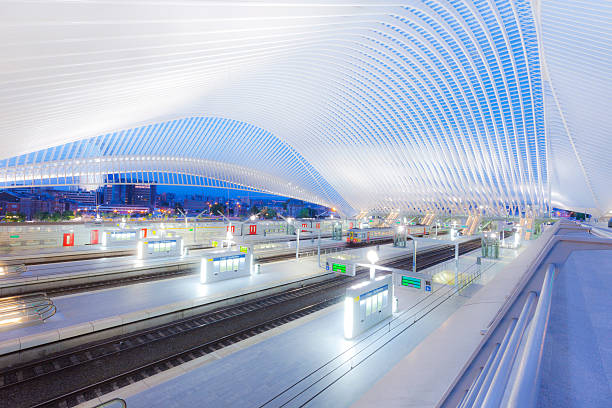 futuristic railway station building illuminated at night - 列日 個照片及圖片檔