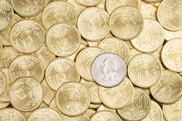 viertel-dollar auf einen haufen von glänzenden münzen europäischen union - currency exchange currency european union currency dollar stock-fotos und bilder