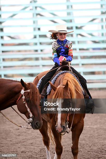 Horsebackriding Foto de stock y más banco de imágenes de Adulto - Adulto, Adulto joven, Aire libre