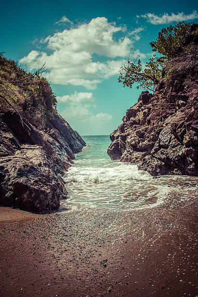 Abaixo de Fort Bennett Tobago Rocks Shore - foto de acervo