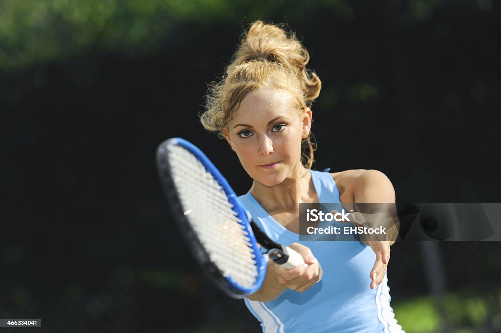 Mujer joven jugando al tenis - Foto de stock de 20 a 29 años libre de derechos
