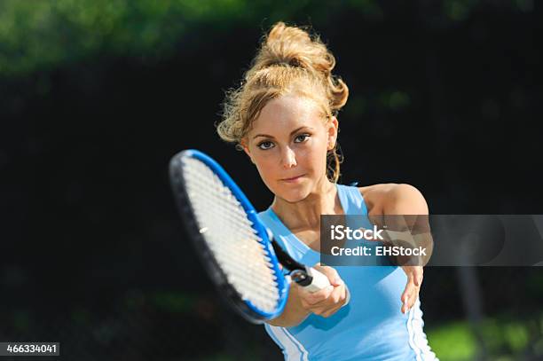 Mujer Joven Jugando Al Tenis Foto de stock y más banco de imágenes de 20 a 29 años - 20 a 29 años, Actividad, Adulto