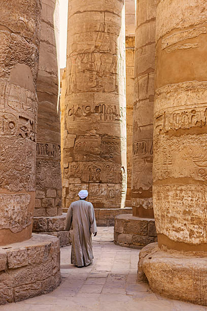 egipto guarda no templo de karnak complexo, luxor, egito - luxor imagens e fotografias de stock