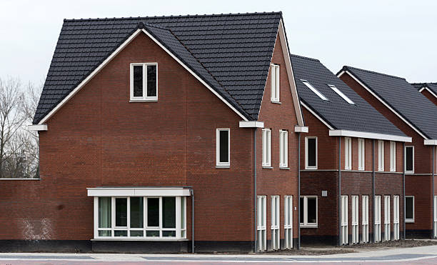 новое строительство домов в голландии - hellevoetsluis стоковые фото и изображения