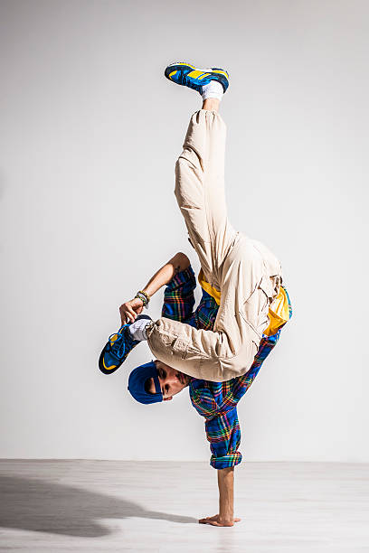 junger mann-tänzer - breakdancing stock-fotos und bilder