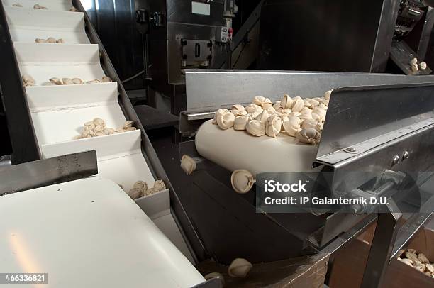 Linha De Produção Na Fábrica De Alimentos - Fotografias de stock e mais imagens de Armazém - Armazém, Armazém de Distribuição de Comida, Atividade