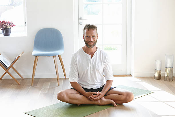 거실 건강한 생활 - men yoga meditating cross legged 뉴스 사진 이미지