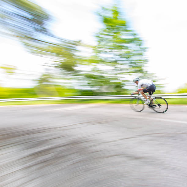 ciclista em countryroad - racing bicycle cyclist sports race panning imagens e fotografias de stock