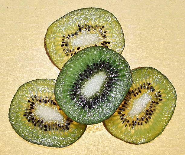 fette di kiwi frutta, con un flash e retroilluminazione a. - tissue paper flash foto e immagini stock