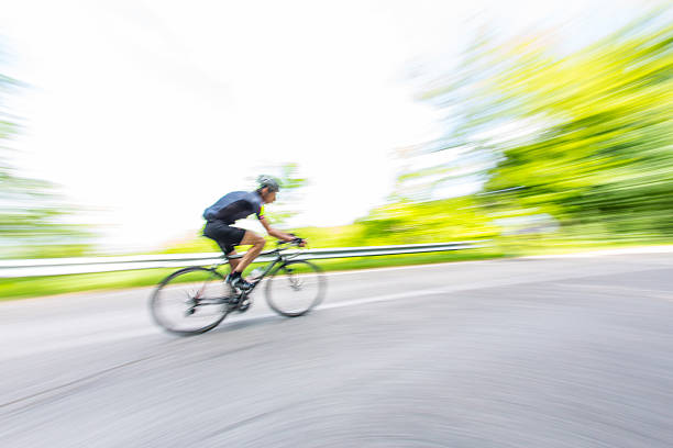 ciclista em countryroad - racing bicycle cyclist sports race panning imagens e fotografias de stock